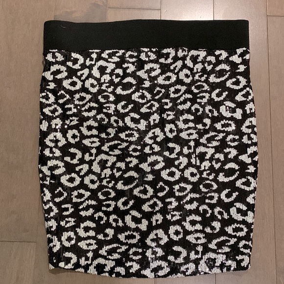 Torrid, sequined leopard print black and white mini skirt, size: 1X - Picture 2 of 2